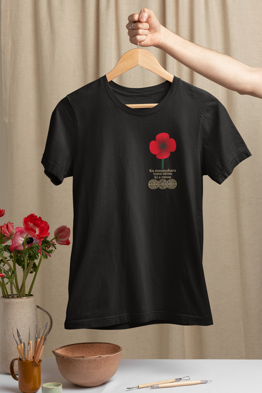 Anzac - Badge - Ka maumahara tonu tātou ki a rātou  - Adult Tee